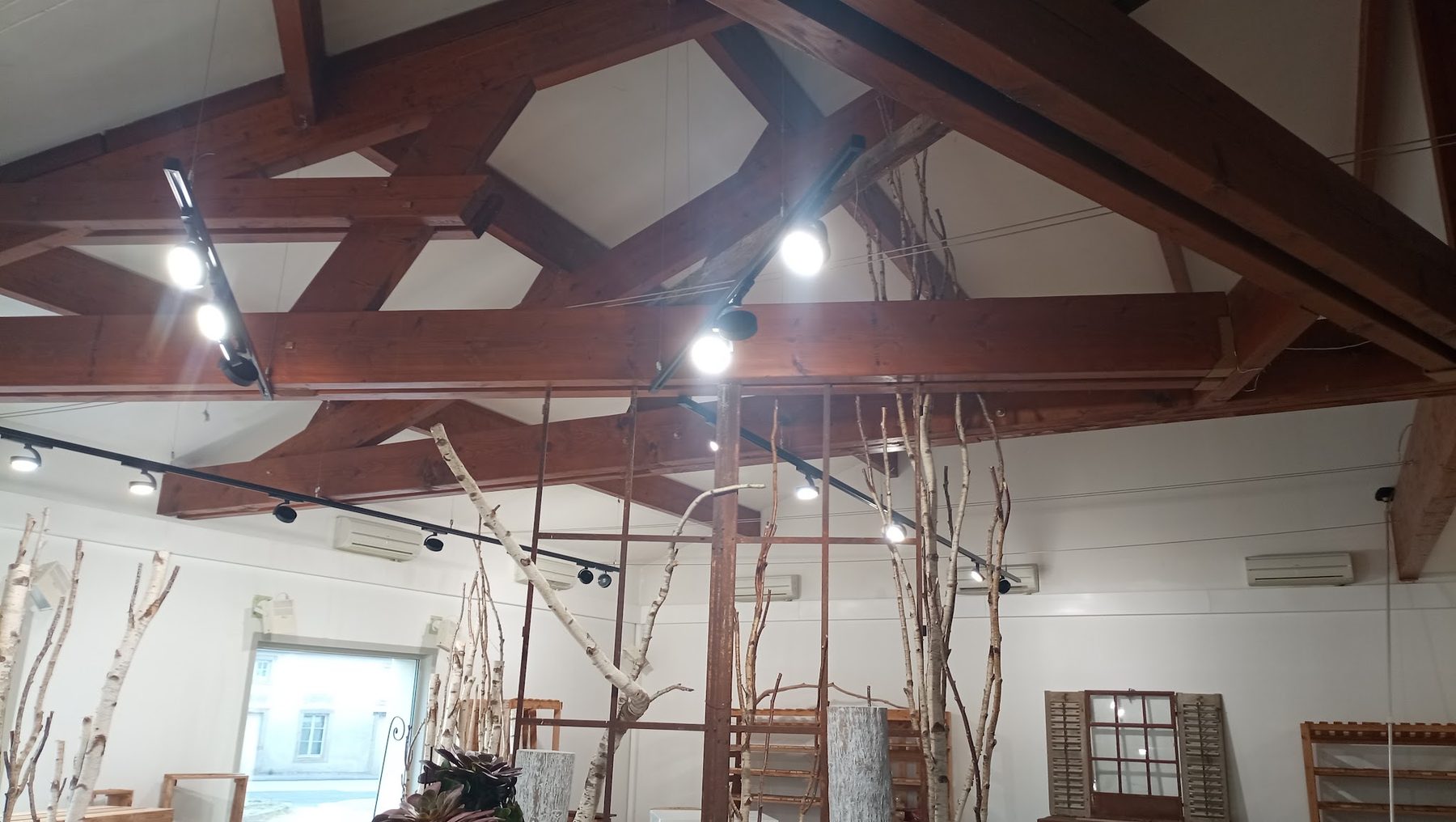 Charpente en bois avec rails de spots allumés