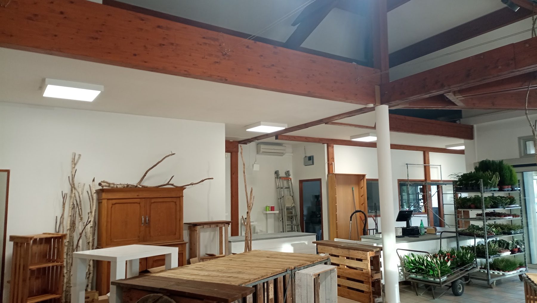 Grand espace avec plafonniers LED et poutres