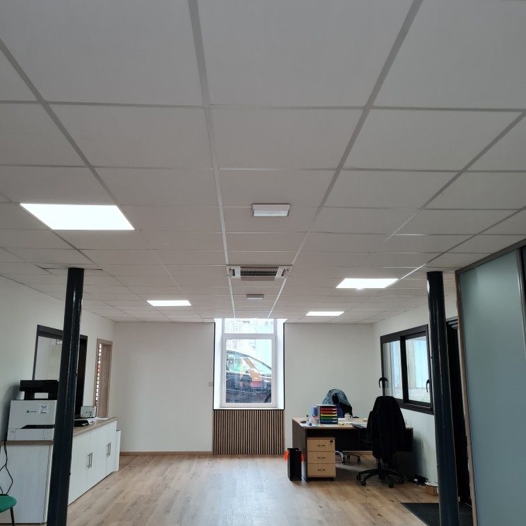 Bureaux avec dalles LED dans le faux plafond